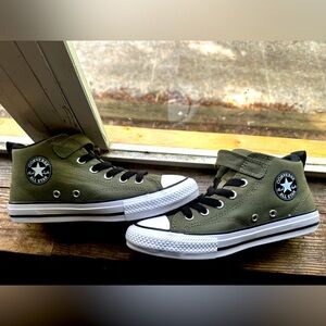 Brand New NEVER WORN converse size 3